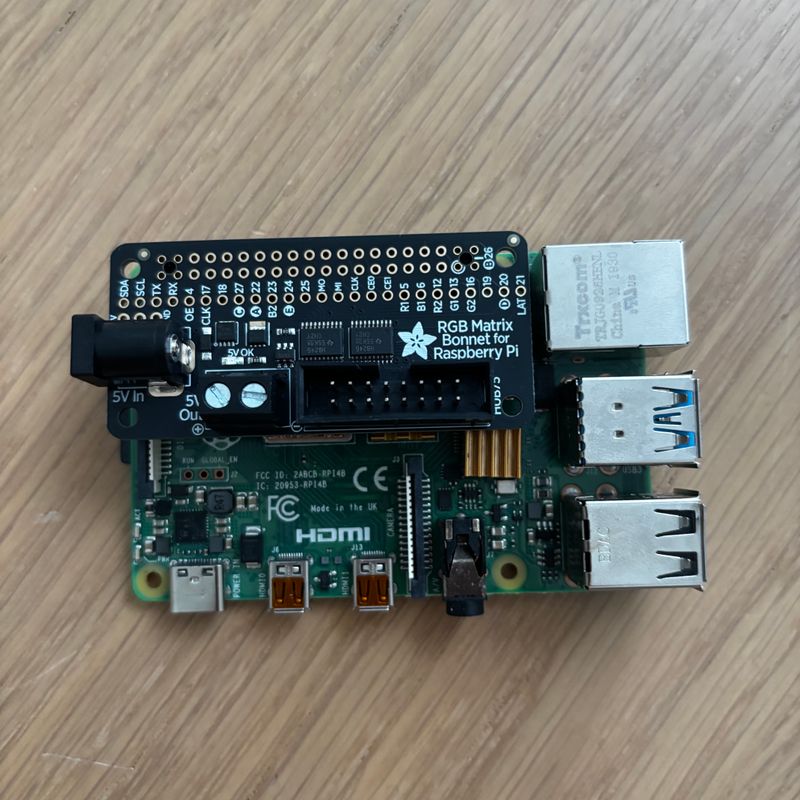 Der Raspberry Pi 4B mit aufgestecktem Adafruit RGB Matrix Bonnet